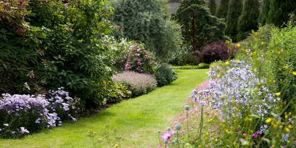 Old Style Country Scottish Garden Mixed Borders Many Blooming Flowers — Stock Photo, Image