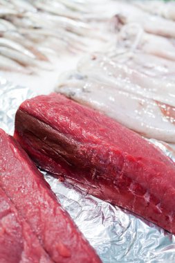 Taze ton balığı filetosu - balık pazarında sashimi ve kalamar.