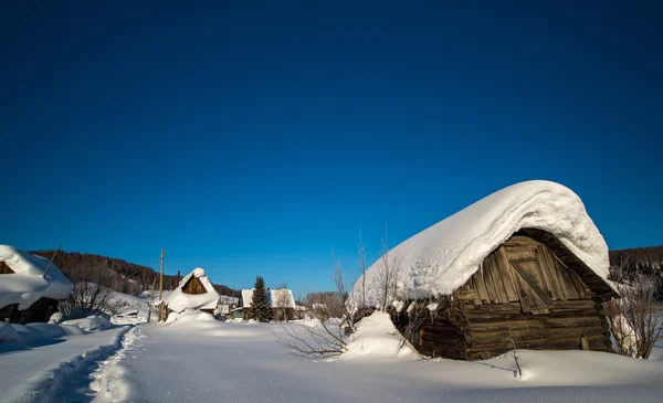 在冬天的破旧的小屋 — 图库照片