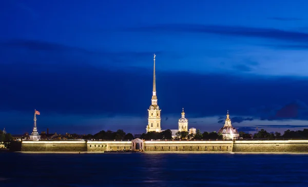 Vista nocturna de la fortaleza de Pedro y Pablo — Foto de Stock