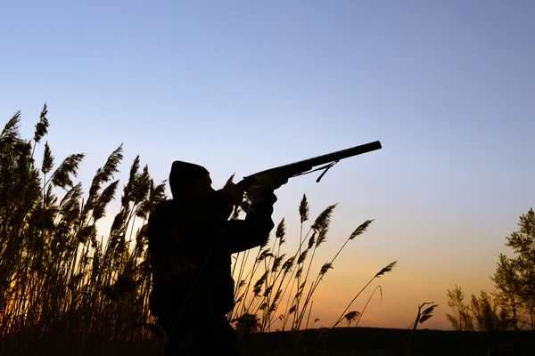 Hunter siluetu při západu slunce — Stock fotografie