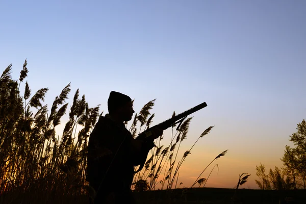 Hunter siluetu při západu slunce — Stock fotografie