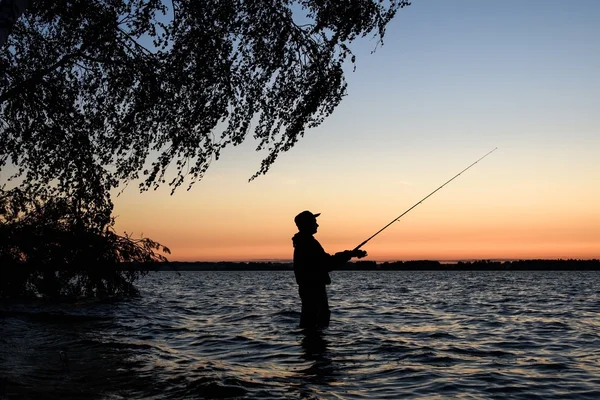 Rybářská silueta při západu slunce — Stock fotografie