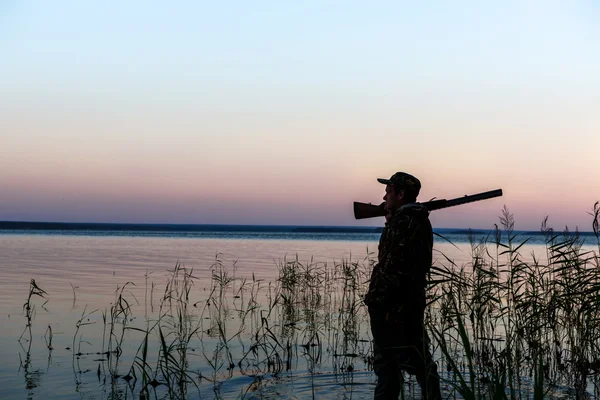 Hunter silhuett i solnedgången — Stockfoto