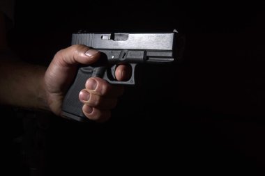 Glock tabanca elinde