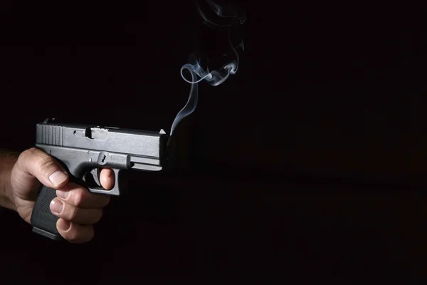 Glock tabanca elinde
