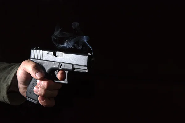 Glock-pistol i handen — Stockfoto