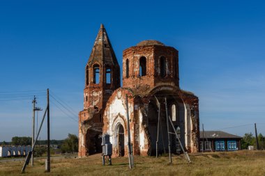 bir tuğla kilise kalıntıları