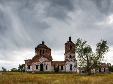 bir tuğla kilise kalıntıları