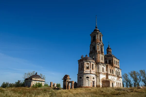 Las ruinas de una iglesia de ladrillo — Foto de Stock