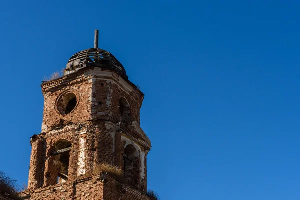 Руины кирпичной церкви — стоковое фото