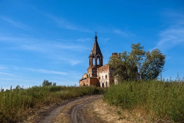 Les ruines d'une église en brique — Photo