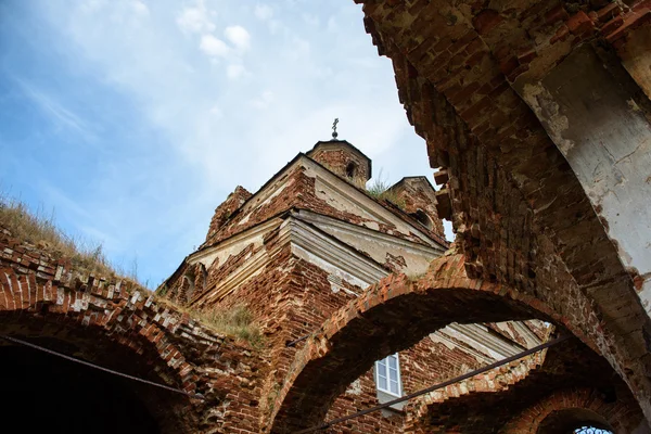 Le rovine di una chiesa di mattoni — Foto Stock