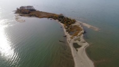 Nehirdeki kumlu ada, tepeden manzara, İHA ateşi.