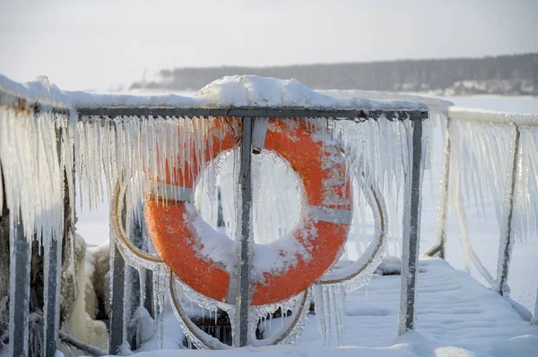 Lifebuoy Inverno Cais Coberto Com Icicles — Fotografia de Stock