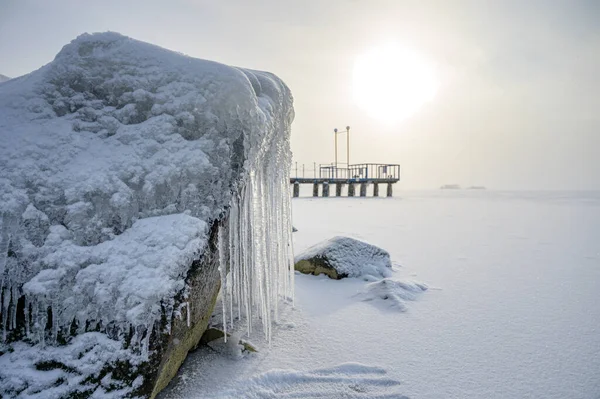 Cais Margem Uma Baía Congelada Dia Ensolarado Inverno Costa — Fotografia de Stock