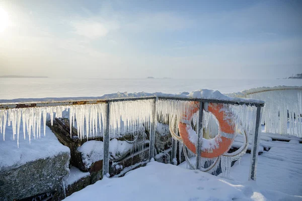 Lifebuoy Inverno Cais Coberto Com Icicles — Fotografia de Stock