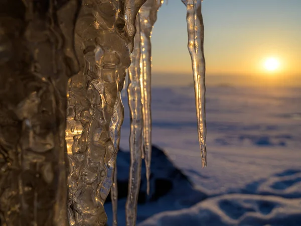 Eiszapfen Ufer Eines Zugefrorenen Sees Bei Sonnenuntergang Zeitraffer — Stockfoto
