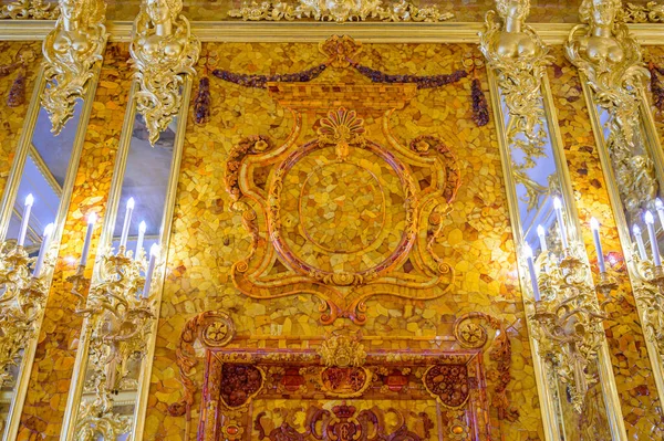 Puşkin (Tsarskoe Selo), St. Petersburg, Rusya 'nın kenar mahalleleri 07 Şubat 2021 Catherine Sarayı' ndaki Amber Room.
