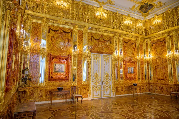 Puşkin (Tsarskoe Selo), St. Petersburg, Rusya 'nın kenar mahalleleri 07 Şubat 2021 Catherine Sarayı' ndaki Amber Room.