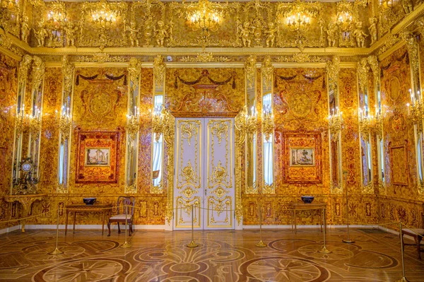 Puşkin (Tsarskoe Selo), St. Petersburg, Rusya 'nın kenar mahalleleri 07 Şubat 2021 Catherine Sarayı' ndaki Amber Room.
