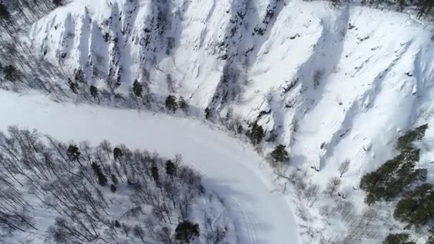 Een Bevroren Rivier Taiga Rotsachtige Oevers Een Winterbos — Stockvideo