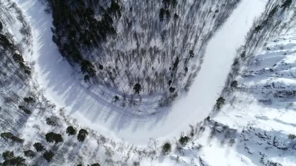 Río Congelado Taiga Orillas Rocosas Bosque Invernal — Vídeo de stock