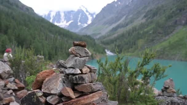 Piles Amenity Plié Par Les Touristes Sur Les Rives Lac — Video