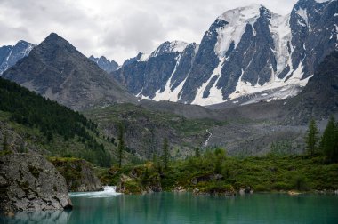 Dağ gölünün mavi suyu. Güzel dağ manzarası. Shavlinsky gölleri, Altai.