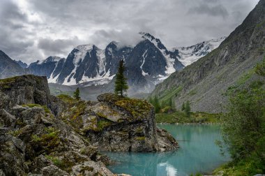 Dağ gölünün mavi suyu. Güzel dağ manzarası. Shavlinsky gölleri, Altai.