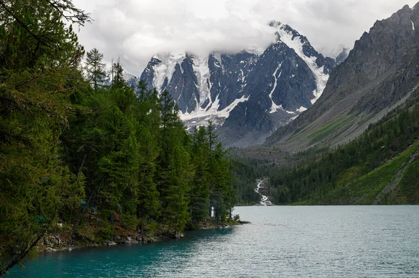 Dağ gölünün mavi suyu. Güzel dağ manzarası. Shavlinsky gölleri, Altai.
