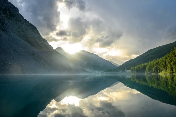 Sol Brilla Las Nubes Sobre Lago Montaña Fotos de stock