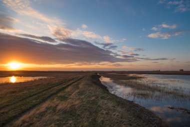 Baharda gün batımı.