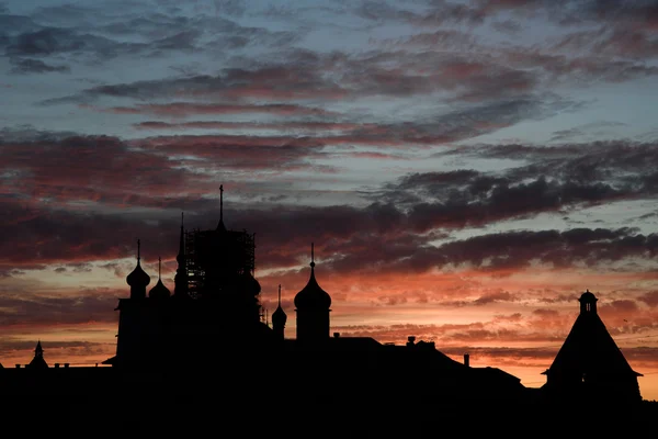 Silhouette de l'église sur le fond du coucher du soleil — Photo