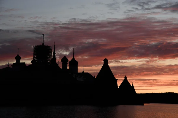 Gün batımı arka planda kilisenin silueti — Stok fotoğraf