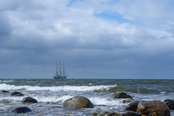 Zeilboot op de horizon — Stockfoto