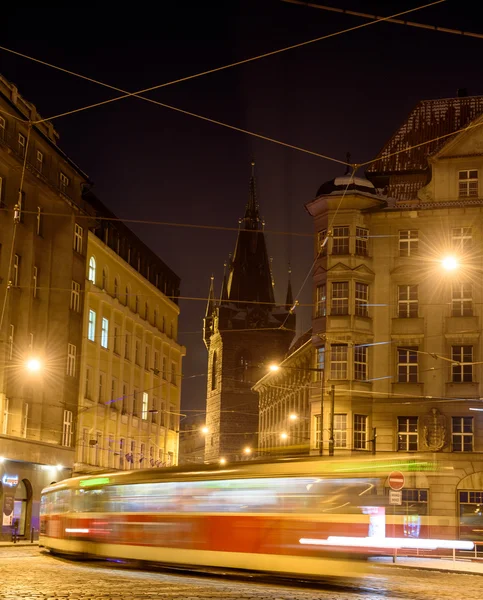 Prochain tram dans la rue de nuit — Photo