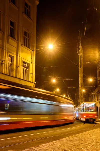 Prochain tram dans la rue de nuit — Photo