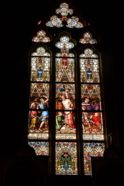 Janelas de vidro manchado na Catedral Católica — Fotografia de Stock