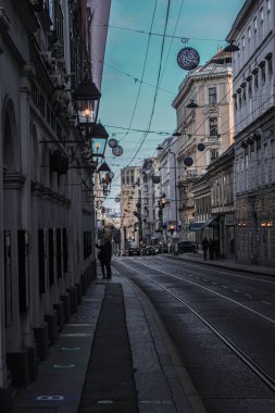 Geceleri boş cadde.