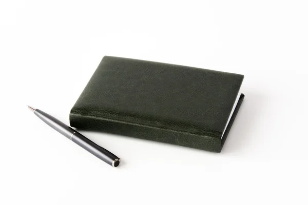 Um bloco de notas e uma caneta de rolo — Fotografia de Stock