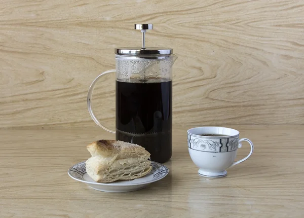 Tasse Tee mit Blätterteig und französischer Presse — Stockfoto