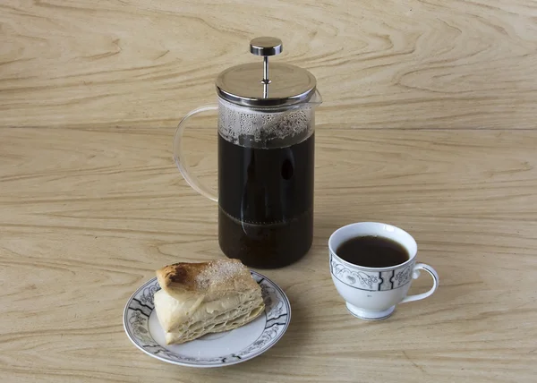 Taza de té con hojaldre y prensa francesa — Foto de Stock