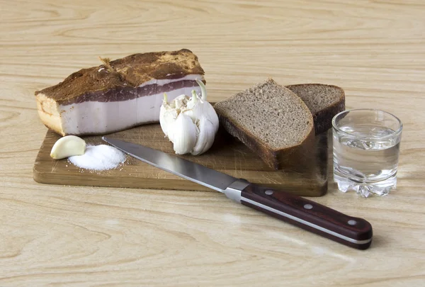 Domuz yağı ile ekmek ve votka shot