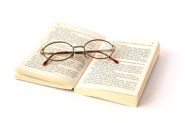 Okuma gözlükleriyle kitabı aç — Stok fotoğraf