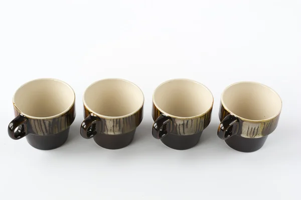Cuatro tazas de cerámica vacías sobre fondo blanco — Foto de Stock