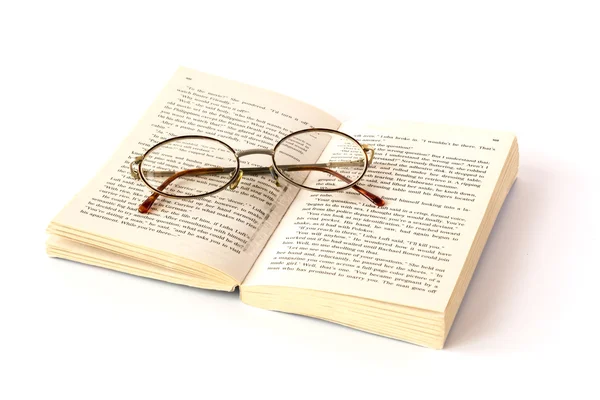 Offenes Buch mit Lesebrille lizenzfreie Stockbilder