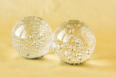 İki cam top iç kabarcıklar ile