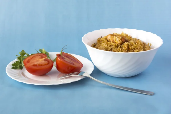 Pilaf und Tomaten lizenzfreie Stockfotos