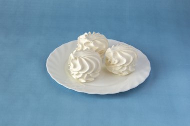 Beyaz bir tabak üzerinde vanilyalı şekerleme